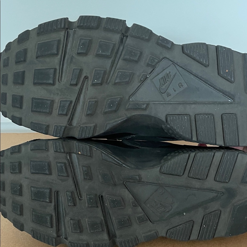 Nike Air Huarache Athletic Sneakers - Picture 6 of 6